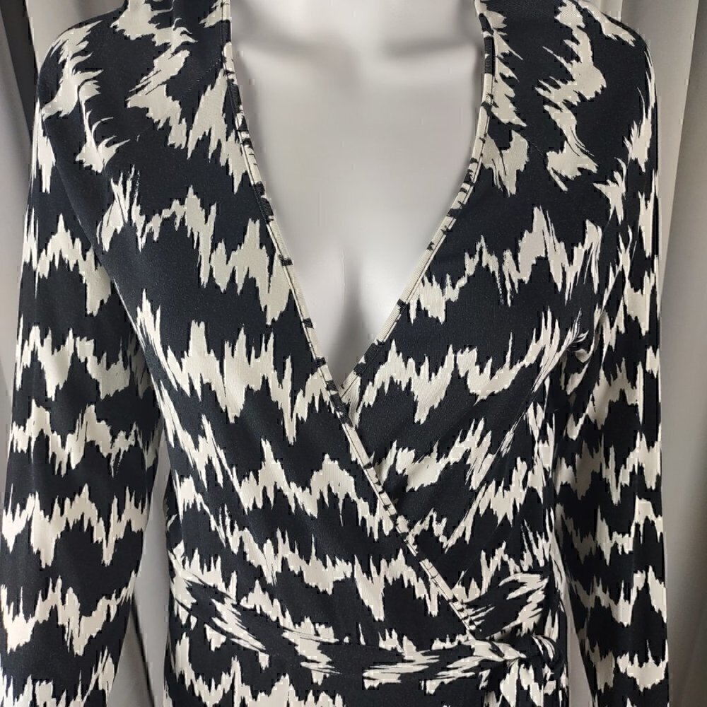 TART Black & White Faux Wrap Surplice Fit & Flare Soft Stretch Dress Sz M (NWT) - Picture 2 of 11